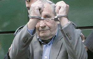 Encarcelado en Montevideo desde 2007, fue procesado y condenado en 2009 a 25 años de prisión por la muerte de 37 opositores en 1977 y 1978