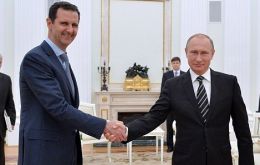 El presidente ruso Vladimir Putin (R), un aliado clave del presidente sirio Bashar al-Assad (L), anunció el alto el fuego el jueves después de forjar el acuerdo con Turquía