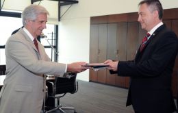 El presidente Tabaré Vázquez (izq.) recibe las cartas credenciales de manos del embajador Ian Duddy.