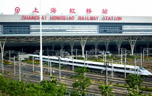 Esta semana China inauguró la mayor línea de alta velocidad este-oeste del país, entre las ciudades de Shanghai y Kunming, de 2.252 kilómetros de longitud.