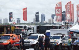“Son 318 vehículos, en los que embarcarán un total de 501 competidores, han sido autorizados a participar en la 39ª edición del Dakar”, informó la organización