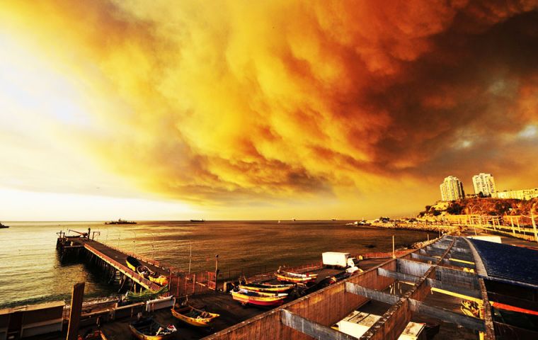 El fuerte viento de hasta 60kms por hora, propagó las llamas hacia las zonas habitadas del sur de Valparaíso, donde las temperaturas alcanzaron los 34 grados.