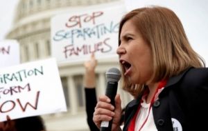 “No podemos defendernos aislados, tenemos que estar en comunidad”, advirtió Angélica Salas, directora de Coalición por Derechos Humanos de los Inmigrantes