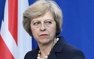 “En mi opinión, la primera ministra Theresa May no permanecerá en el poder por mucho tiempo”, afirmó el magnate 