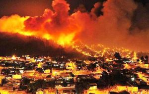Onemi reportó “40 incendios activos, cubriendo 139.009 has., 47 incendios controlados, y 14 extinguidos” con 142 damnificados y 81 viviendas destruidas.