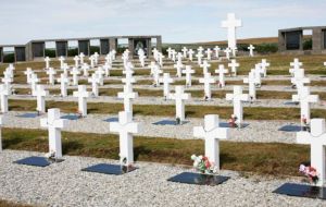 Vista del cementerio donde comenzarán, bajo la conducción de la Cruz Roja, los trabajos para identificar los soldados argentinos desconocidos sepultados  