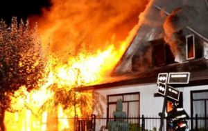 Las llamas de uno de los incendios arrasaron durante la madrugada de este jueves con la localidad de Santa Olga, destruyendo cerca de mil casas.