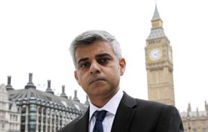 El alcalde de Londres Sadiq Khan calificó la ley “vergonzosa” y “cruel” y dijo que  perjudica “los valores de libertad y tolerancia sobre los que EE.UU. se construyó”