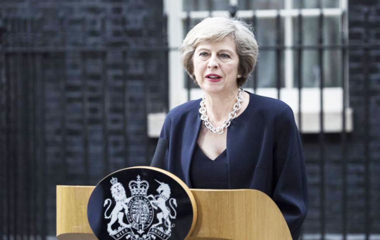 Theresa May ordenó a sus ministros Boris Johnson y Amber Rudd, que hablen con sus pares de EE.UU. para evaluar el impacto de las medidas en refugiados