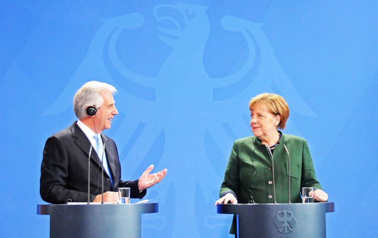 “Vamos a trabajar juntos para encontrar soluciones justas para ambas partes”, añadió la canciller Merkel. 