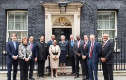 MLA Poole (Der 2do.) junto a otros líderes de Territorios de Ultramar fueron recibidos en 10 Downing Street por la Primer Ministro Theresa May