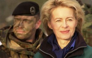 “La Bundeswehr es requerida ahora como nunca antes”, subrayó la ministro de la Defensa, Ursula von der Leyen, citada en el comunicado. 
