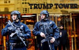 La CNN cifra en un millón de dólares diarios el precio que supone mantener los 200 agentes federales que protegen la Torre Trump. 