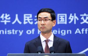 “Estamos preocupados por estas informaciones. China se opone a cualquier forma de ataque informático”, declaró el portavoz del ministerio chino Geng Shuang