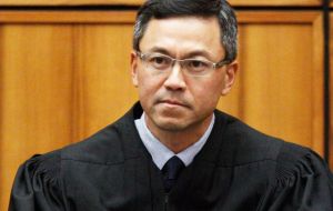 El presidente calificó la decisión del magistrado de Hawai, Derrick Watson, que dejó sin efecto su veto migratorio como un “exceso judicial sin precedentes”