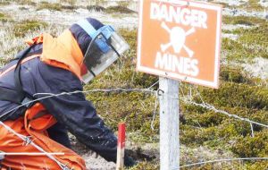 El gerente del proyecto Dynasafe BACTEC, Julius Unsung, notificó que las demoliciones como parte del desminado de Falklands tendrán lugar el viernes 17 