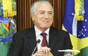 ”Quiero invitar a todos al salir de aquí (...) a una parrillada, para comer carne brasileña”, declaró Temer al abrir la reunión con los diplomáticos. 
