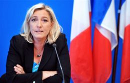 “Hay una puerta giratoria: se forman en las grandes escuelas para ser funcionarios. Se convierten en funcionarios y después en banqueros”, lanzó Le Pen