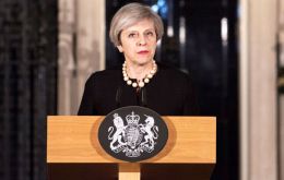 La primera ministra Theresa May calificó el atentado de “repulsivo y depravado” y anunció que no habrá cambios en el nivel de alerta terrorista “severo”
