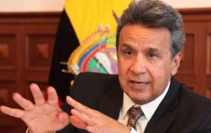 Lasso acusa a Moreno, ex vicepresidente de Correa, de representar el continuismo de un modelo desgastado y de un gobierno corrupto y derrochador. 