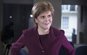 Sturgeon, que quiere el referéndum a fines de 2018 o principios de 2019, insistió, en que “los escoceses pueden tomar una decisión bien fundamentada sobre su futuro”.