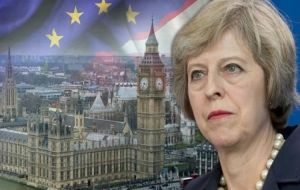 El Parlamento británico -donde la primera ministro Theresa May cuenta con mayoría en los Comunes- tiene el poder de decidir sobre un segundo plebiscito.
