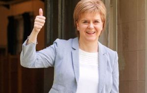 El legislativo escocés decidió por 69 votos a 59 darle a Sturgeon un mandato para lograr ante el Parlamento británico autorización para preparativos del  referéndum