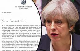 Símil de la carta y firma de la Primer Ministra de Theresa May entregada este miércoles en Bruselas al presidente del Consejo Europeo, Donald Tusk  