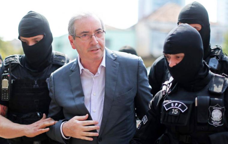 Cunha detenido en Curitiba, fue expulsado de la Cámara de Diputados, tras haber sido llamado el “comandante” del proceso de destitución de Rousseff