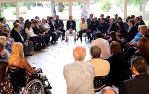 El presidente Mauricio Macri recibió en la residencia oficial de Olivos (periferia norte) a un grupo de familiares de fallecidos en la guerra y de excombatientes.