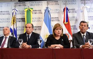 Susana Malcorra, leyó la declaración que consensuó con sus pares Rodolfo Nin Novoa (Uruguay), Eladio Loizaga (Paraguay) y Aloysio Nunes (Brasil). 