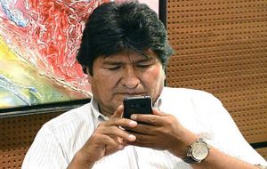 Pero Morales ha vuelto a seguir activo en Twitter “y no baja la guardia” para hacer conocer sus posición sobre la actualidad política internacional.