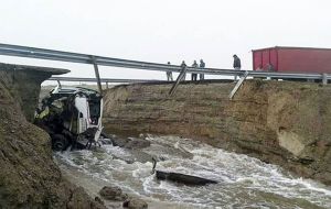 Al colapsar la calzada de la ruta 3, provocó la caída de un camión que transitaba por el lugar en un pozo de varios metros de profundidad.