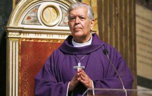 “El cardenal Jorge Urosa Savino fue golpeado al salir, lo empujaron las barras del PSUV saliendo de la iglesia”, expresó Ecarri 