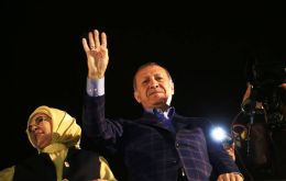 Recep Tayyip Erdogan saluda a seguidores, tras el anuncio que el “sí” al sistema presidencialista duro ha vencido con el 51,3%