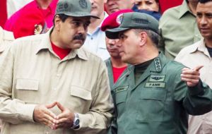  Ataviado con una gorra militar Maduro agradeció: “Amor con amor se paga, lealtad con lealtad se paga” ante miles de milicianos que fueron homenajeados.