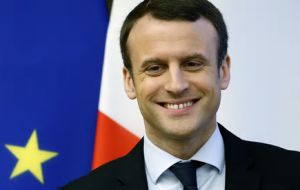 Emmanuel Macron se mantiene primero con el 23%; lo sigue Marine Le Pen con un 22,5%. Francois Fillon tiene 19,5% y el izquierdista Jean-Luc Mélenchon, 19%.