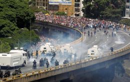 Los opositores, que marcharon en varias ciudades del país vestidos en su mayoría de blanco, fueron reprimidos con gases, balas de goma y camiones hidrantes