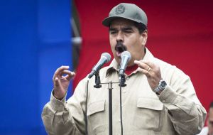A pesar de las manifestaciones y de la presión internacional, Maduro denunció un intento de golpe de Estado y pidió que no se entrometan en los asuntos de su país.