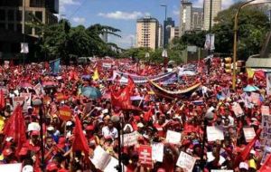 En Caracas decenas de miles de adeptos de Maduro y vestidos de rojo se congregaron en respaldo al mandatario sin ser disuadidos por policías.