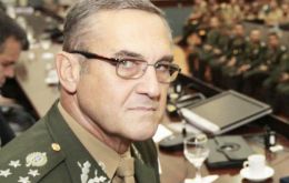 El general Villas Boas aprovechó la ceremonia por el Día del Ejército para afirmar que esa fuerza sigue la crisis en el país respetando el sistema constitucional. 