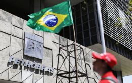 Petrobras redujo 20% su planta permanente desde 2013 con una baja de 320.000 a 170.000 en la cantidad de empleos indirectos, según O Estado de Sao Paulo.