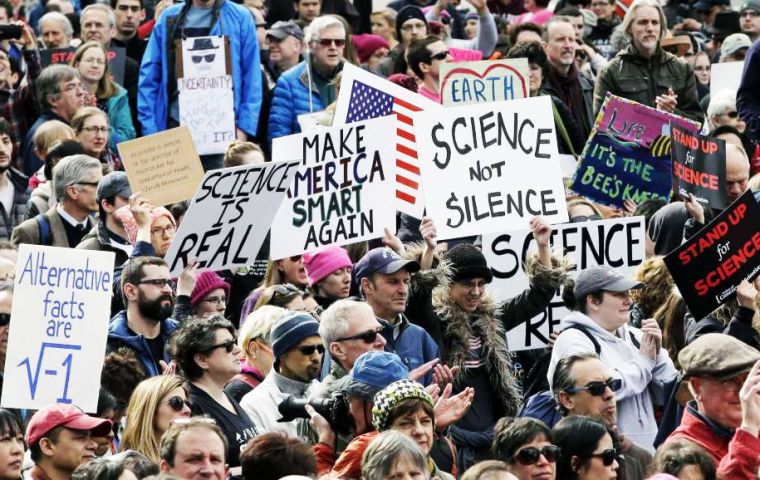 Miles se congregaron bajo el lema “Science, not Silence”, en Washington en una iniciativa que reivindica el rol de la ciencia en el progreso social.