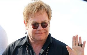“Tras dos noches en cuidados intensivos seguidas de una internación prolongada en el hospital, Elton fue dado de alta el sábado 22 de abril”.