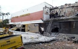 Una docena de vehículos incendiados y una construcción quedó parcialmente destruida en el asalto a Prosegur en Ciudad del Este, frontera con Brasil.