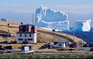 El pueblo de Ferryland en Terranova de no más de 500 residentes se ha visto desbordado de turistas ávidos de fotografiar el iceberg