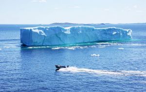 Un iceberg grande sobresale del mar entre 46 y 75 metros, y tiene una longitud total de 121 a 200 metros. Es decir, que la parte visible es como un edificio de 18 plantas