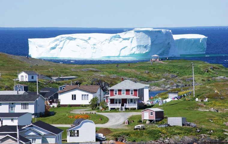 En la clasificación de tamaños de icebergs que hace el Servicio Canadiense de Hielo, el bloque que está frente a Ferryland alcanza el nivel 4 de 5, denominado “grande”. 