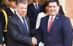 El presidente colombiano firmó varios acuerdos con su par paraguayo Horacio Cartes durante su visita oficial de 20 horas 