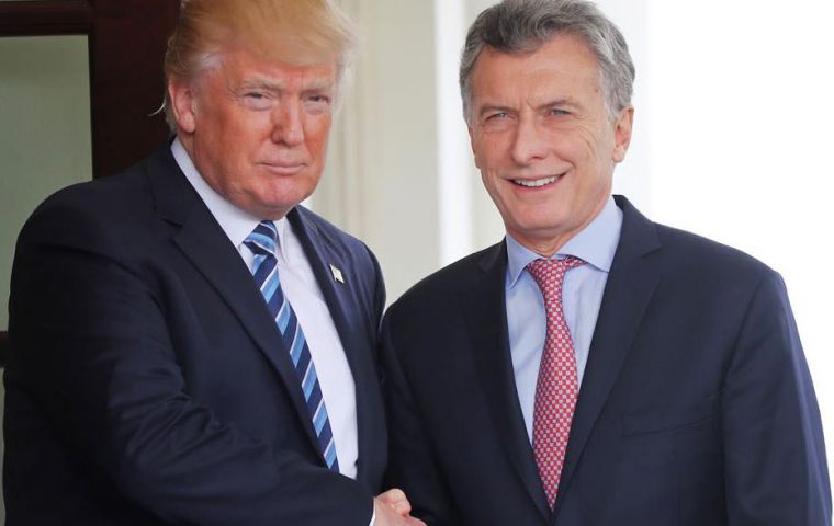 Los presidentes Trump y Macri subrayaron su compromiso continuo con la expansión del comercio y las inversiones entre la Argentina y los Estados Unidos.